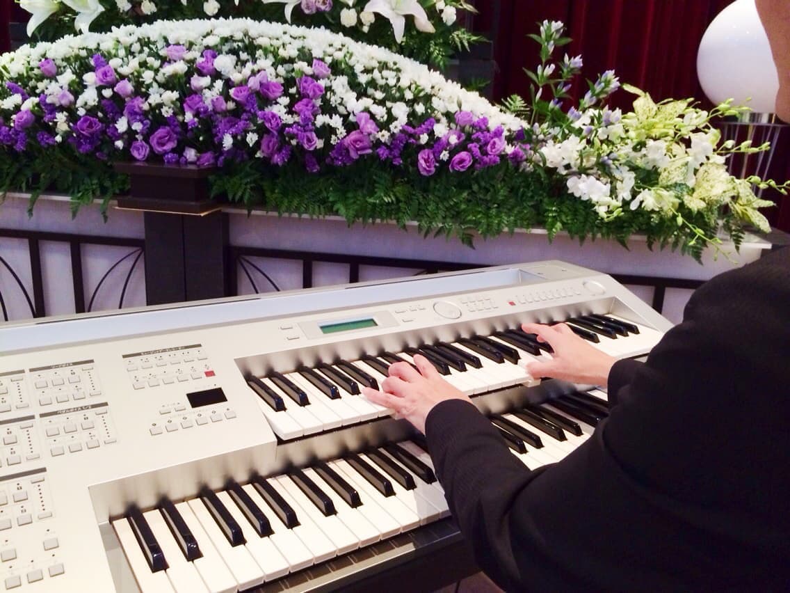 静岡県、神奈川県、山梨県を中心に葬儀での生演奏サービスを提供している静岡県富士市の音楽事務所、メモリアルサウンド（株式会社ウスイ）の演奏している奏者のイメージ